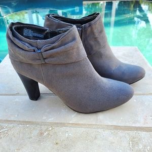 Valerie Steven's Gray Ankle Boots Size 7.5